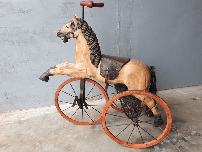 Cavalo triciclo - madeira e ferro forjado