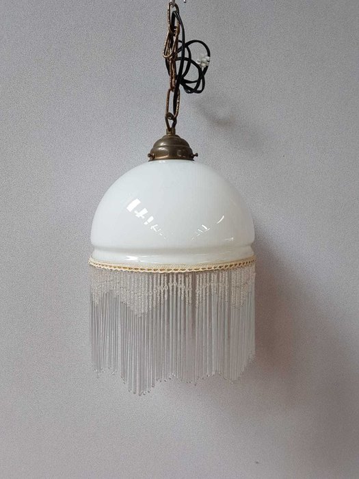 vecchia lampada a sospensione con paralume in vetro latte e perle di vetro - Vetro