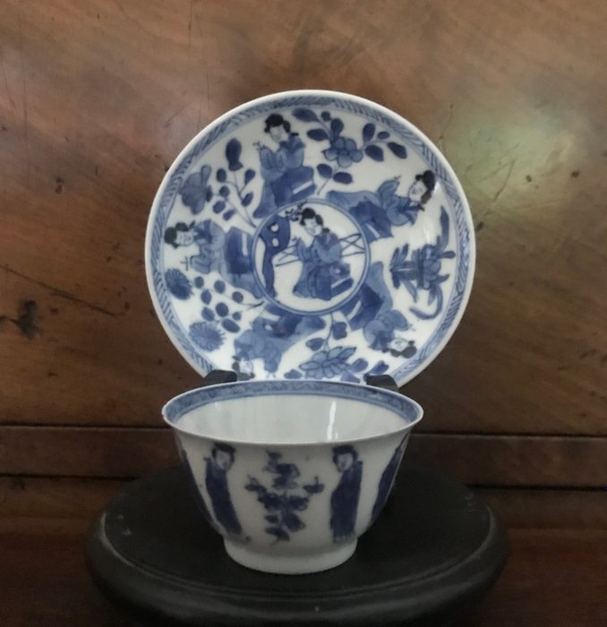 Bol à thé et soucoupe (1) - bleu et blanc - Porcelaine - Longue coquille d'œuf Eliza - Chinese porcelain Kangxi Nianzhi mark and period  - Chine - Kangxi (1662–1722)