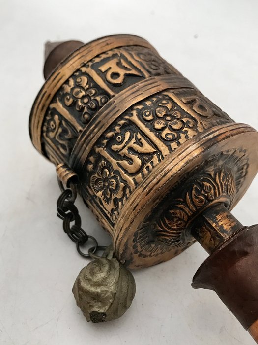 古色古香的西藏禱告輪與滾動 - 銅