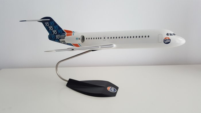 IMC aircraft scale models - Maarten Matthys Verkuyl - Badhoevedorp - Een schaalmodel Fokker 70 - polyurethane / voet kunststof met metaal