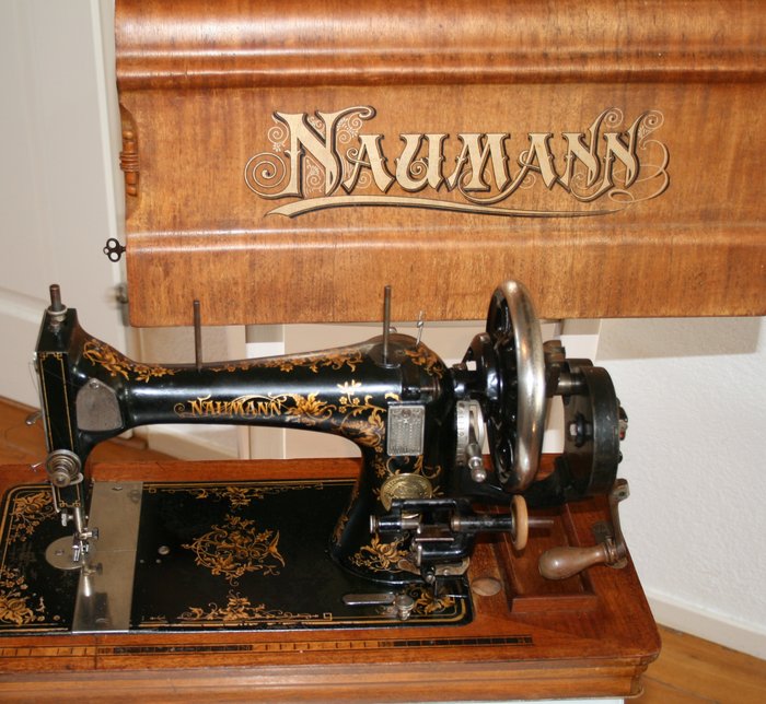 Naumann - Symaskin med huva, 1910-talet - Järn (gjutjärn/smidesjärn), Trä
