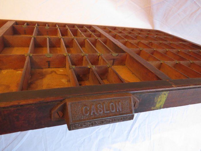CASLON & Co - Original industrial wooden letter drawer / letter box, with manufacturer's marks (CASLON & - with copper fittings on the corners of the compartments