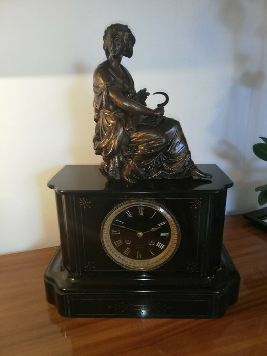 Napoleon III Uhr - "CHEVASSU" Montmoreau - mécanisme Japy Frères & D'Auréville Paris - Marmorsockel und regulierende Skulptur - Zweite Hälfte des 19. Jahrhunderts