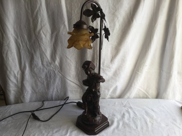 Lamp, “Jongetje met Hond”, en van glas bewerkt lampenkap - Brons