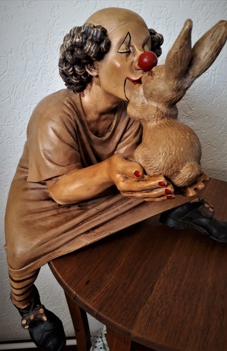 Jun Asilo - image sitting clown with bunny (1) - Resin/Polyester