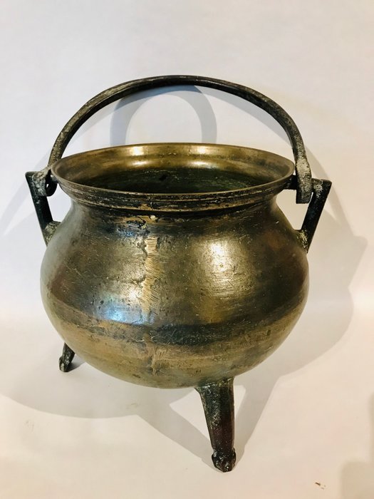 Medieval Bronze 17th century bronze cauldron - 42.5×30.5×30.5 cm - (1)