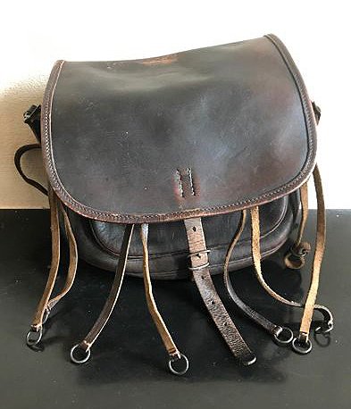 Un sac de chasse en cuir avec bandoulière - Cuir