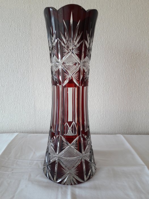 Store vintage Ruby Red cut til Clear Bohemian Crystal vase (1) - Glass