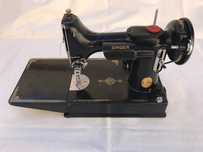 Singer Featherweight 221K1 - Sewing machine with briefcase, wiring and instructions, in perfect working order, 1950 's - Aluminium