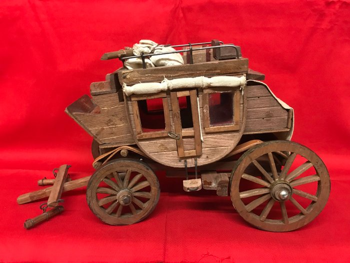 Spectacular reproduction of stagecoach in 1/10 scale made entirely by hand - Wood