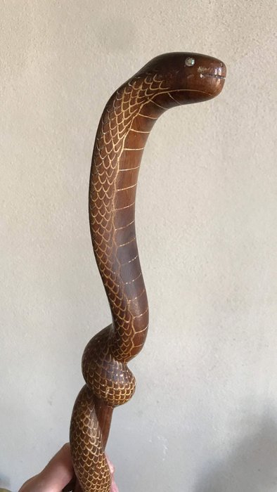 一條眼鏡蛇形狀的拐杖 - 木