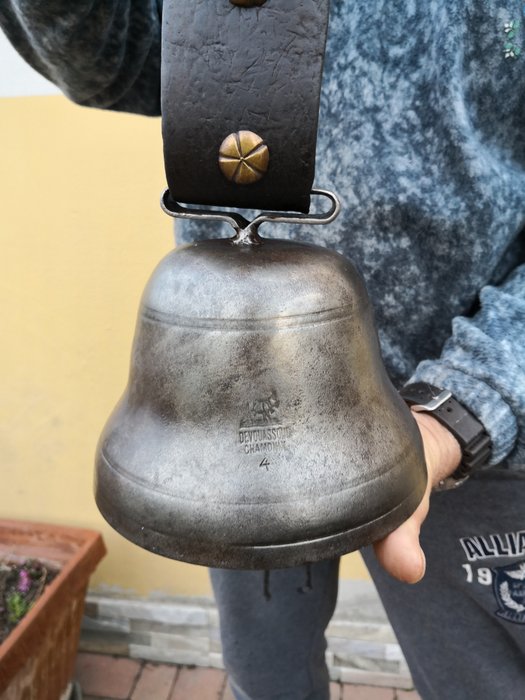 Old cowbell for cows - Iron and leather