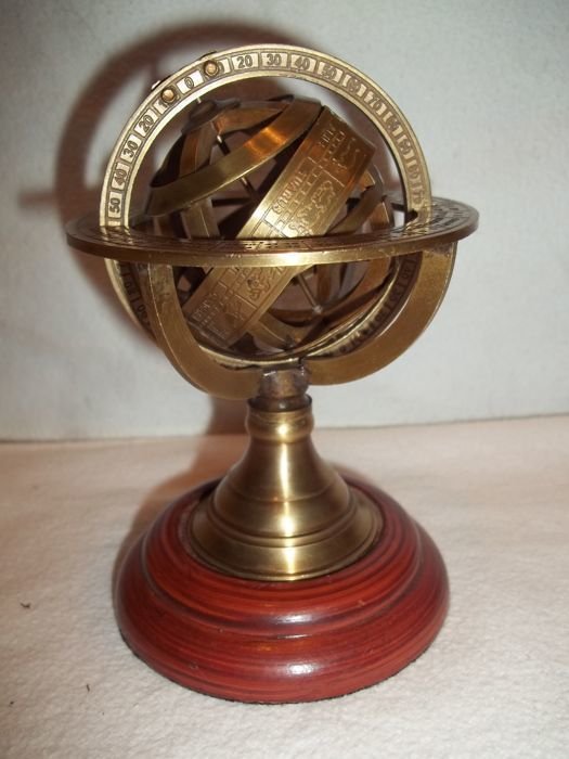Armillary sphere - Nautical Full Brass Armillary Sphere on wooden Pedistal - Very, very good condition. - 2010-2020