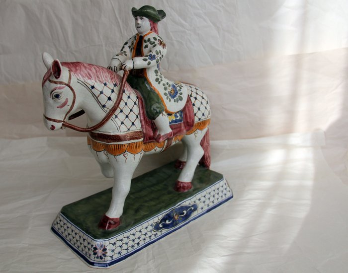 Desvres (?) - Figuuri, Ratsastaja hevosen selässä - keramiikka