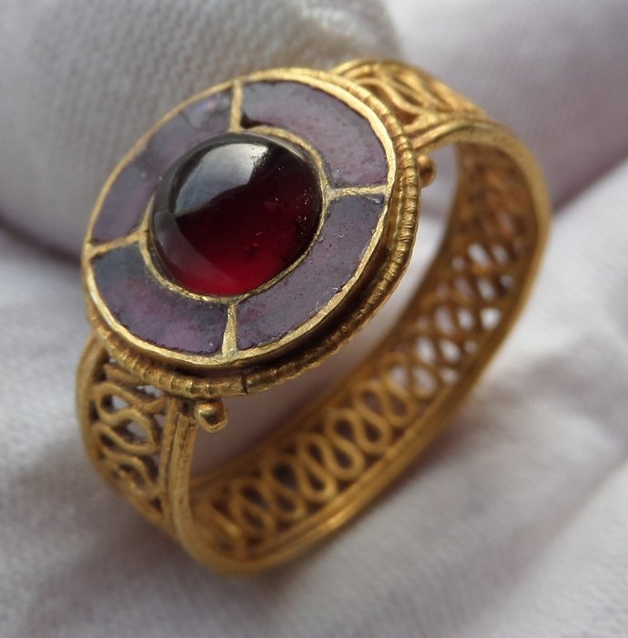 Early medieval Gold Merovingian ring with Cloisonne and Cabochon garnet inlay