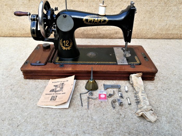 Pfaff 12 - 有木防尘盖的缝纫机，ca.1920, 缝纫机 - 木, 铁（铸／锻）