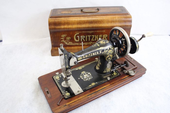 Gritzner - Handnaaimachine met houten kap en sleutel - hout , Hout