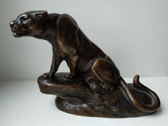 Clovis-Edmond Masson (1838-1913)  - Susse Frères Editeur - 坐在母狮身上, 雕塑 (1) - 动物青铜 - 19世纪下半叶