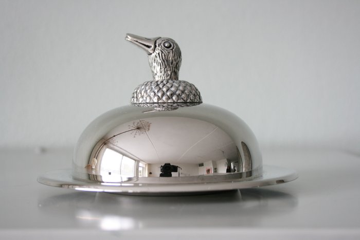 Plato de mantequilla y cuchillo de mantequilla decorado con pato. - Chapado en plata - Reino Unido - 1950-1999