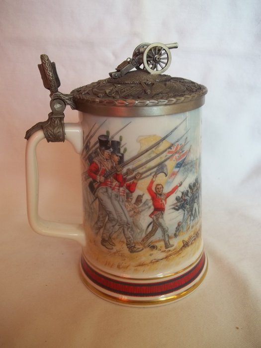 Franklin Mint en Royal Doulton - The Battle of Waterloo - Belle chope de bière en porcelaine avec couvercle en tôle - Edition limitée et signée - Très rare - Etat neuf.