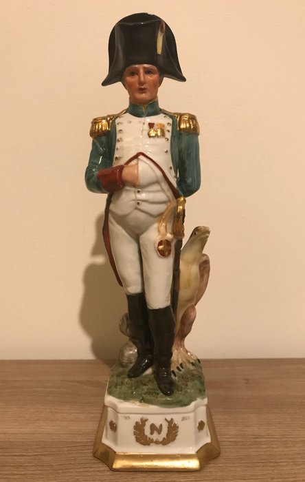 Estatuilla de porcelana Napoleón Bonaparte pintada a mano. - Porcelana