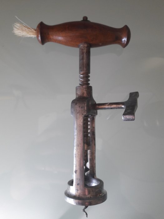  William Lund-Patent 1855 - antiker, seltener Korkenzieher "London Rack" - Metall/ Knauf aus Holz mit Bürste am Griff