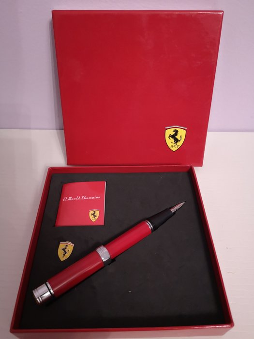 Ferrari - Caneta-tinteiro Ferrari em caixa rígida com broche de pônei