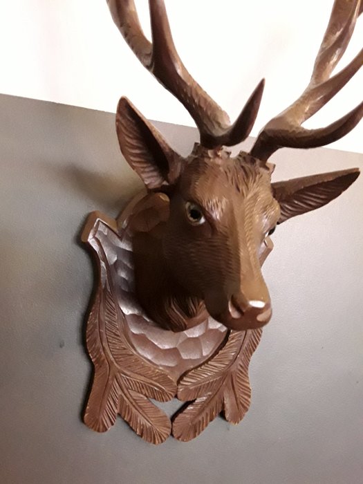 Un bosque negro tallado de un trofeo de caza con Deer Head - Madera - mediados del siglo XX