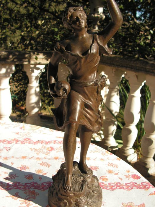 Charles Ruchot (act. ca. 1880-1925) - una statua intitolata "LA ROSEE" - Spelter - fine del XIX secolo
