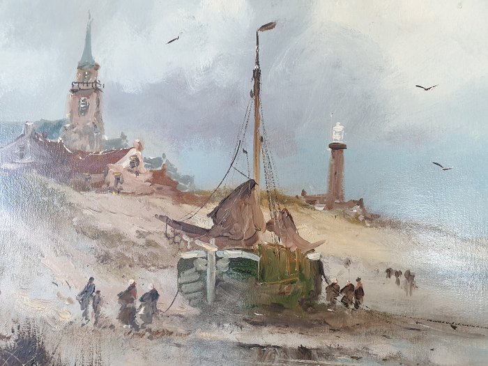 Gien Brouwer (1944) - Het strand van Scheveningen met figuren bij een botter