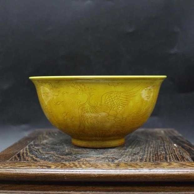 Schale (1) - Gelber Untergrund - Porzellan - Phoenix - Chinese Ming Dynasty Hongzhi Marked Style Yellow Glaze Bowl - China - Zweite Hälfte des 20. Jahrhunderts