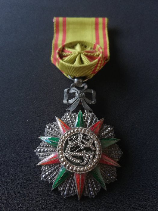 Tunisie - Croix d'Officier de l'ordre de Nichan Iftikhar - Médaille