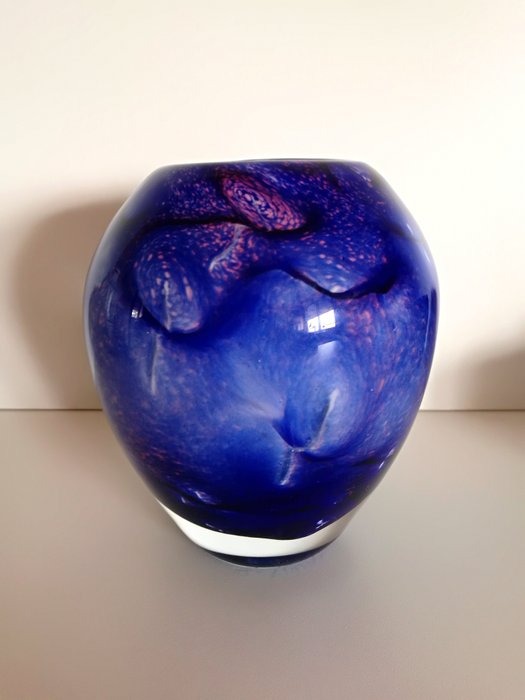 Vieira Carlos - Small vase in blown glass in night blue colour - Signed