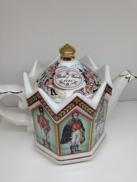 Staffordshire England - Salder - 由滑鐵盧soldie sadler爭鬥的葡萄酒茶壺 (1) - 陶瓷