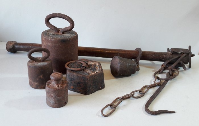Antique weights and a weighing stick or unster (5) - Cast iron, Wood