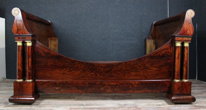Empire bed with double columns and mirror bottom - Mahogany - First half 19th century