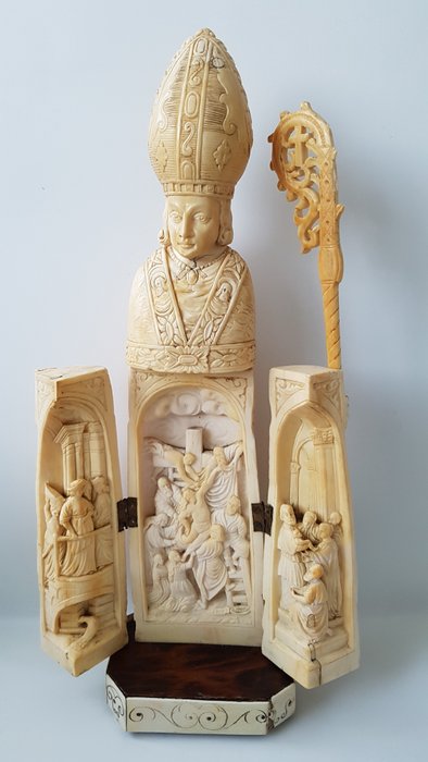 Een grote Dieppe ivoor Triptiek figuur van een bisschop - Ivoor - Midden 19e eeuw