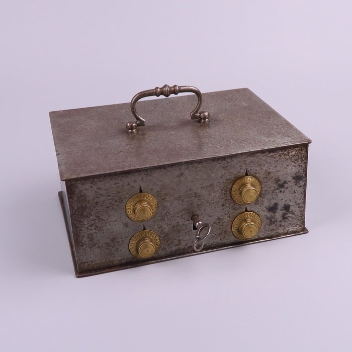Antiker Geldkasten mit Zahlenschloss - Eisen (Gusseisen/ Schmiedeeisen), Messing - um 1900
