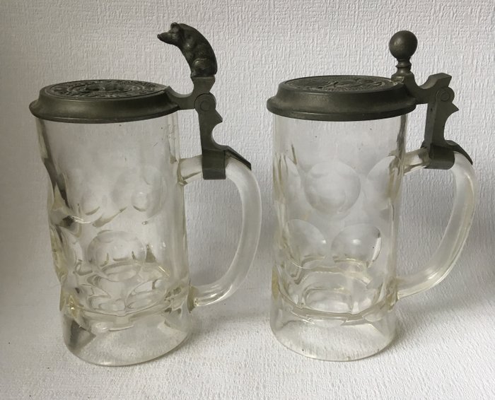 Due antichi boccali di birra tedeschi con un coperchio di latta (2) - Peltro/Stagno