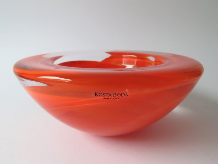 Anna Erhner - Kosta Boda - Large bright red bowl - bowl Atoll - Glass