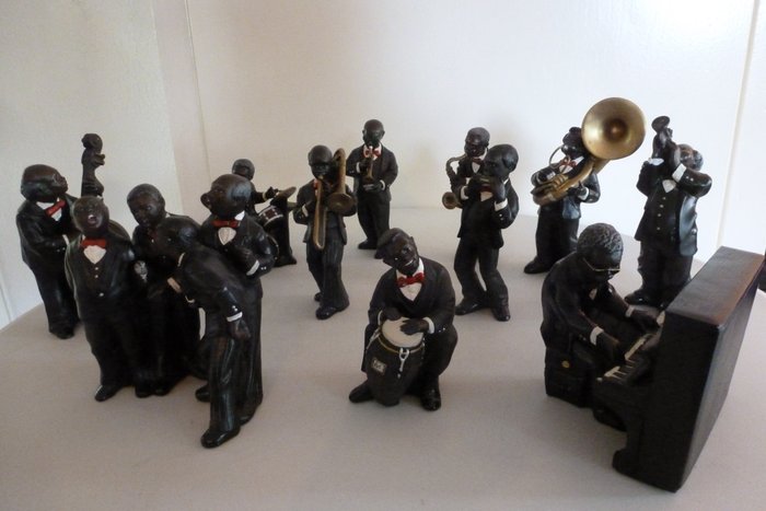 来自Parastone-Jazz乐团的爵士乐队由14位音乐家和歌手组成 - 陶器？