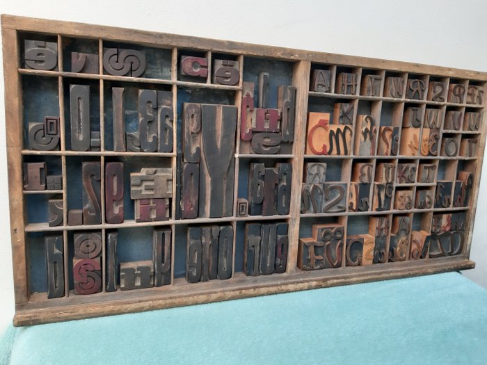 Typecase antic cu mai mult de 110 de litere din lemn (110) - Lemn - Păr, Lemn - Stejar