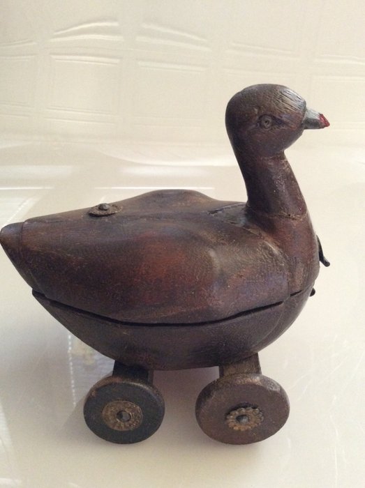 在輪子的一隻木玩具鴨子 - 19世紀初