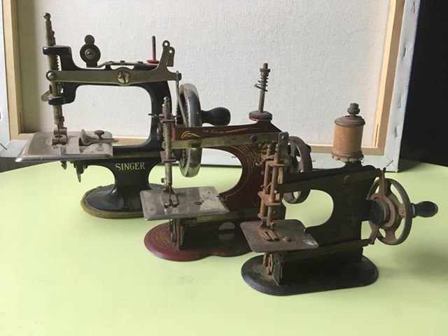 Singer, Germany - Alte Spielzeug-Sewing-Maschine - 1940-1949 - USA