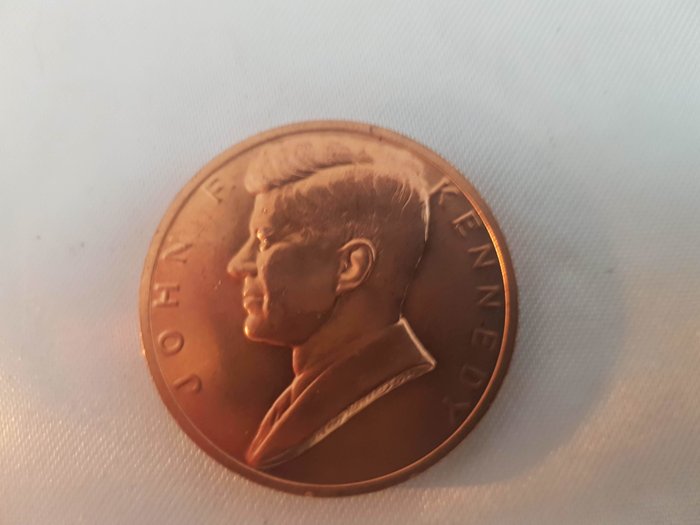 moeda - Medalhão de inauguração JFK 1961 raro item de colecionador de metal dourado