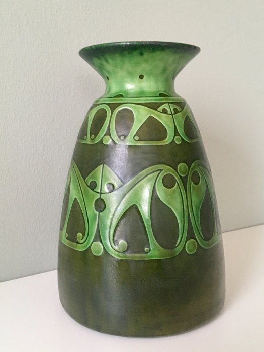 W.C. Brouwer - Vase in Sgraffito-Technik