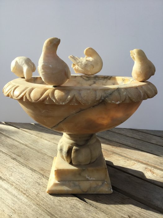 Alabaster table stoup with four doves in marble - Italy - late 19th century - Alabaster, Marble - 19th century