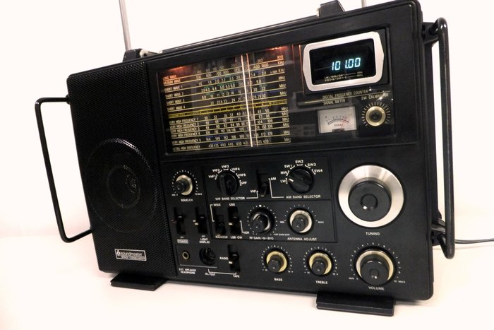 Soundmaster space commander  - NR-82F 1- 12 Band Receiver - Ricevitore Mondiale