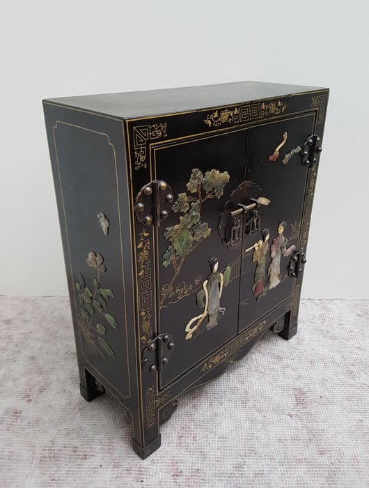 Zwart lak Chinees (klein) kastje met speksteen decoratie - Hout, Speksteen - China - Volksrepubliek China (1949 - heden)